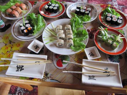 в прошлом году делала, маме с папой ужин) тогда рис подкачал :( | Фото- | суши, роллы, сашими