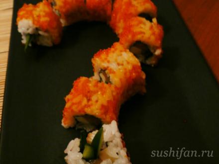 Оранжевый ролл с угрем, огурчиком и сыром | суши, роллы, сашими