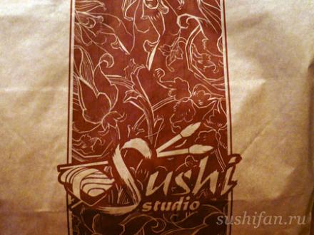 фирменная упаковка от суши студио | суши, роллы, сашими