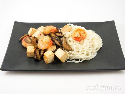 Сомен с обжаренными в соевом соусе креветками, шиитаке и тофу | суши, роллы, сашими