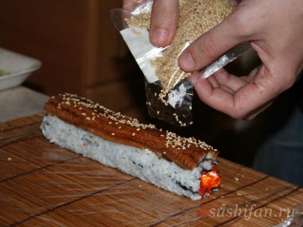 Ролл с угрем, тобико, авакадо и сыром "филадельфия" | суши, роллы, сашими