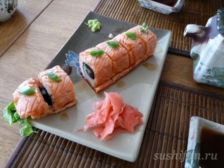 ролл с подпаленным лососем | суши, роллы, сашими