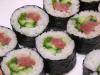Футомаки с тунцом, луком и огурцом. | суши, роллы, сашими